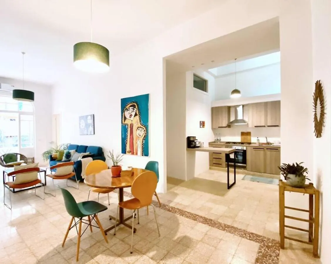 Garden View Apt 4Br ベイルート アパート